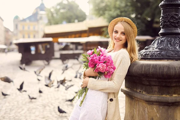 Junges Blondes Mädchen Mit Rosa Blumen Und Hut — Stockfoto