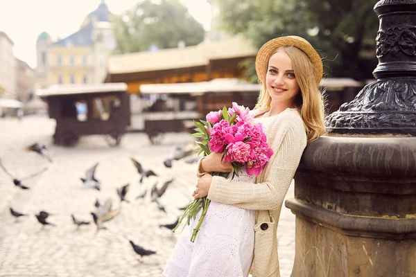 Junges Blondes Mädchen Mit Rosa Blumen Und Hut — Stockfoto
