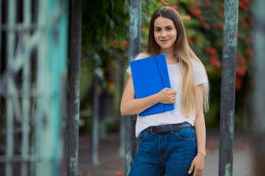 Şehrin sokak üzerinde onun mavi kitap ile güzel kız