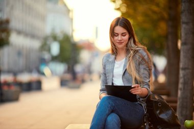 Şehrin sokak üzerinde onun mavi kitap ile güzel kız
