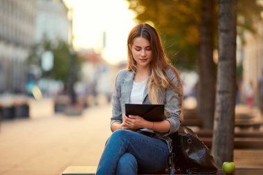 Şehrin sokak üzerinde onun mavi kitap ile güzel kız