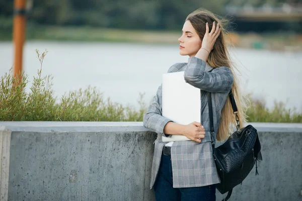 Jolie Fille Avec Son Livre Bleu Dans Rue Ville — Photo