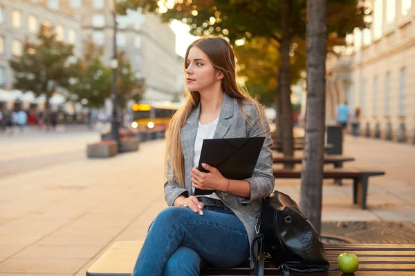 Jolie Fille Avec Son Livre Bleu Dans Rue Ville — Photo