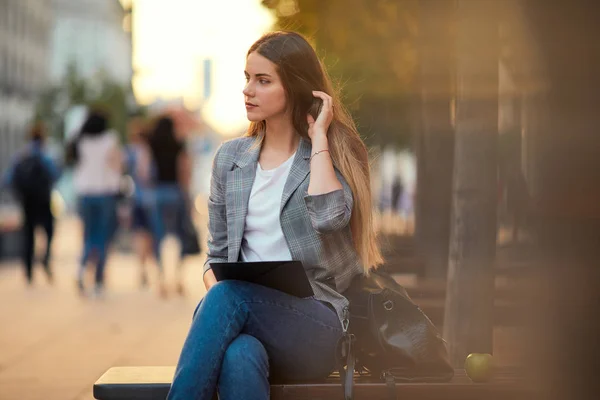 Mooi Meisje Met Haar Blauwboek Stad Straat — Stockfoto