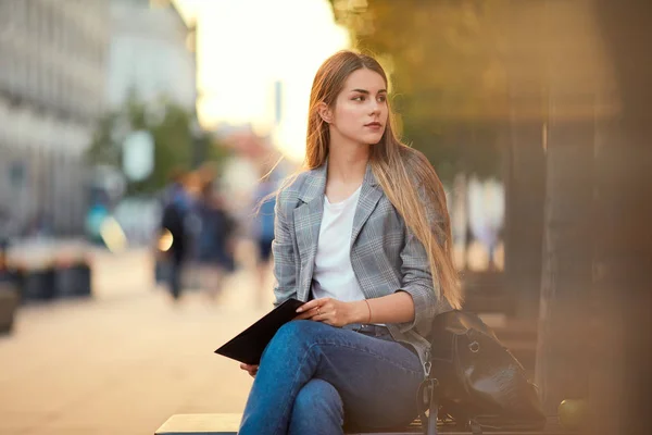 Jolie Fille Avec Son Livre Bleu Dans Rue Ville — Photo