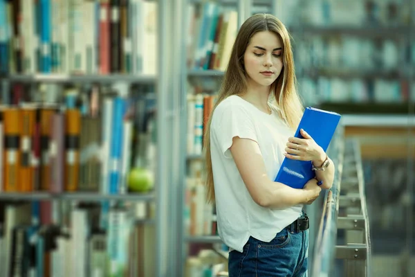 Menina Bonita Ler Livro Azul Sorrir Para Câmera — Fotografia de Stock