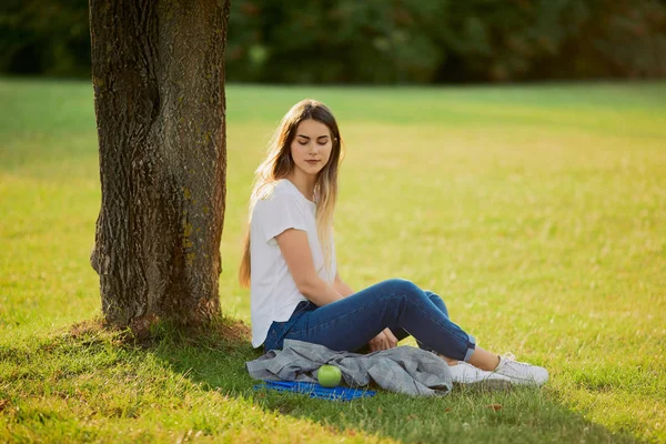 Söt Flicka Med Hennes Bok Parken Bakgrund Solnedgång — Stockfoto