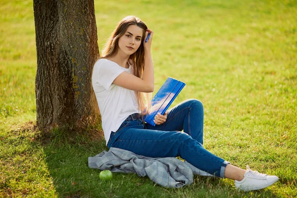 Hübsches Mädchen Mit Ihrem Buch Hintergrund Des Parks Sonnenuntergang — Stockfoto