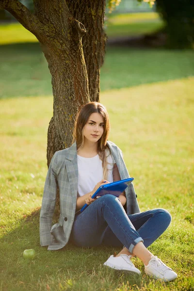 Söt Flicka Med Hennes Bok Parken Bakgrund Solnedgång — Stockfoto