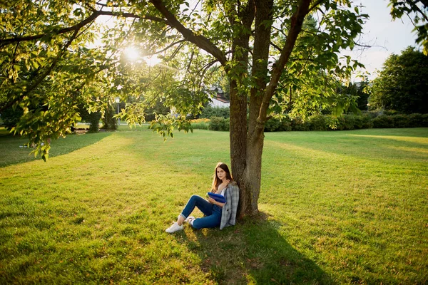 Jolie Fille Avec Son Livre Fond Parc Coucher Soleil — Photo