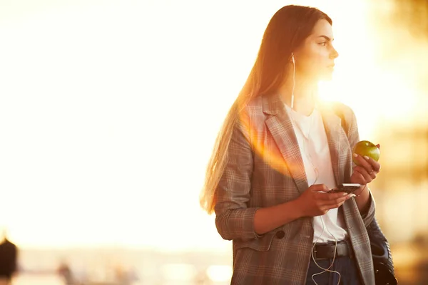 Jolie Fille Parler Sur Son Téléphone Avec Fond Coucher Soleil — Photo