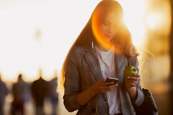 Jolie Fille Parler Sur Son Téléphone Avec Fond Coucher Soleil — Photo