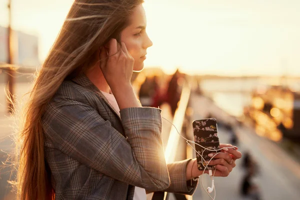 Pretty Girl Talk Sin Telefon Med Sunset Bakgrund — Stockfoto