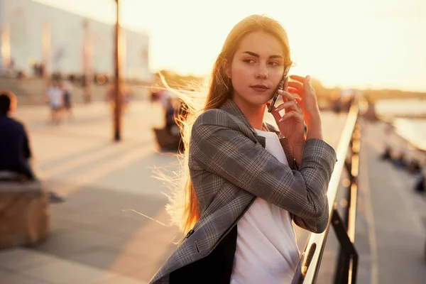 Pretty Girl Talk Her Phone Sunset Background — Stock Photo, Image