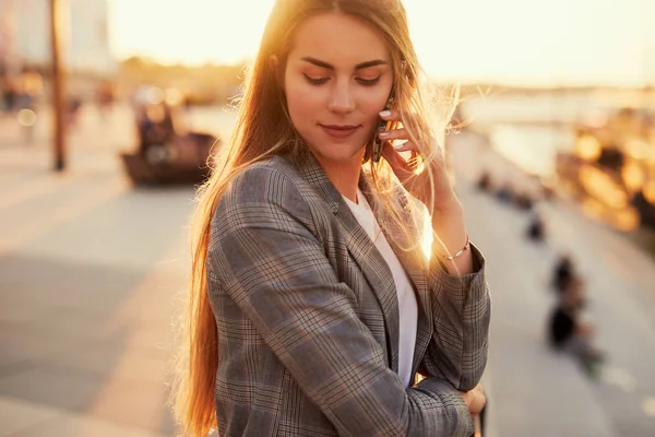 Pretty Girl Talk Sin Telefon Med Sunset Bakgrund — Stockfoto