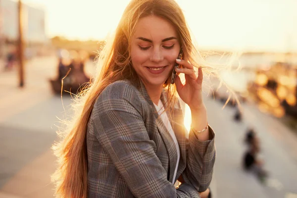 Jolie Fille Parler Sur Son Téléphone Avec Fond Coucher Soleil — Photo