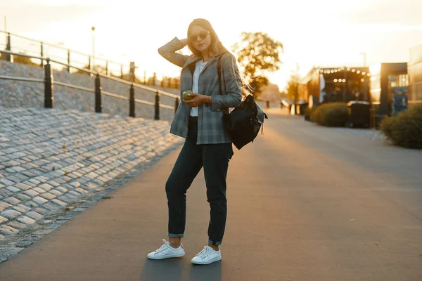 Mode Fille Marcher Dans Rue Avec Fond Coucher Soleil — Photo