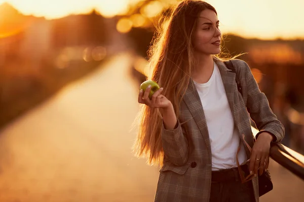 Mode Meisje Lopen Straat Met Zonsondergang Achtergrond — Stockfoto