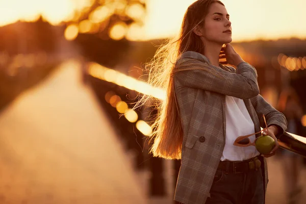 Mode Meisje Lopen Straat Met Zonsondergang Achtergrond — Stockfoto