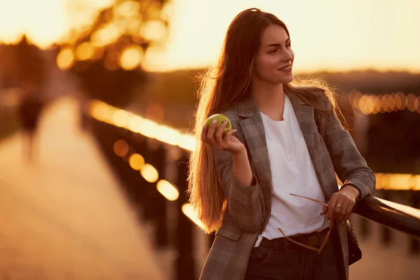 Mode Flicka Promenad Gatan Med Sunset Bakgrund — Stockfoto