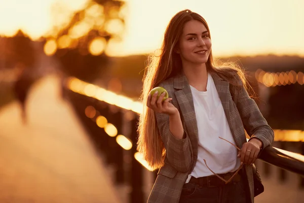 Mode Meisje Lopen Straat Met Zonsondergang Achtergrond — Stockfoto