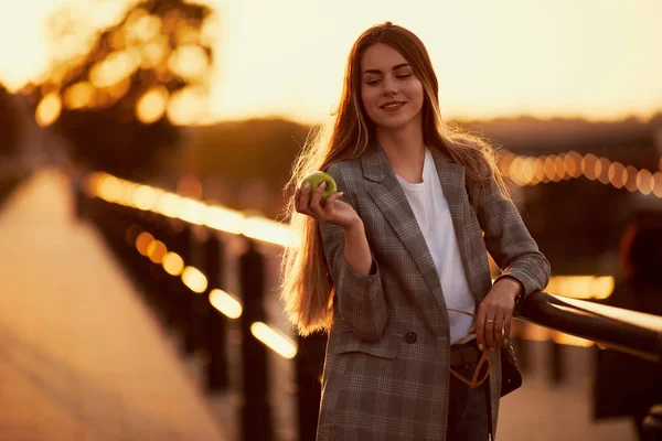 Mode Fille Marcher Dans Rue Avec Fond Coucher Soleil — Photo