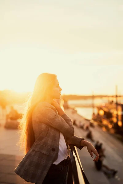 Mode Meisje Lopen Straat Met Zonsondergang Achtergrond — Stockfoto