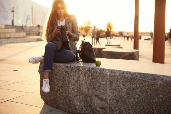 Photographe Fille Assis Sur Rocher Regarder Son Appareil Photo — Photo