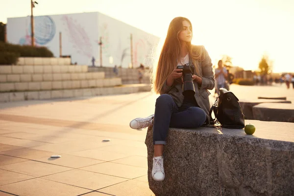 Photographe Fille Assis Sur Rocher Regarder Son Appareil Photo — Photo