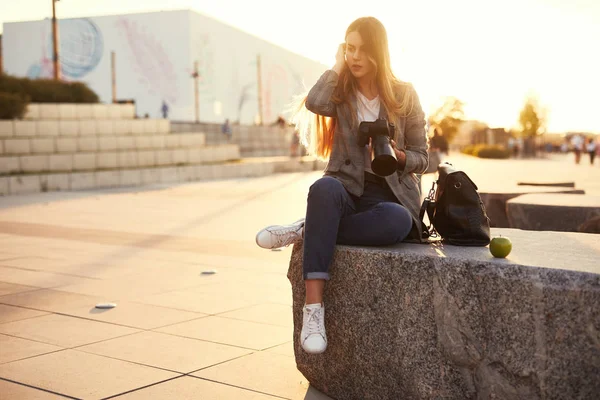 Photographe Fille Assis Sur Rocher Regarder Son Appareil Photo — Photo