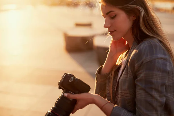 Fotograf Dívka Sedí Skále Vzhled Její Fotoaparát — Stock fotografie