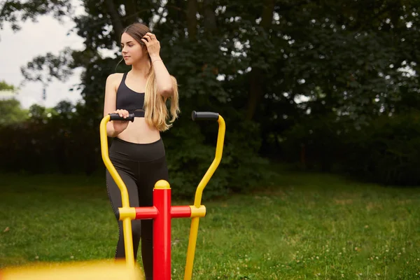 Sportig Tjej Göra Motion Simulatorn Med Park Bakgrund — Stockfoto