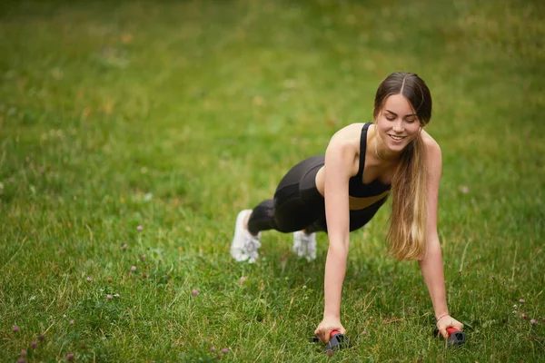 Vrij Fit Meisje Doet Push Ups Achtergrond Van Het Park — Stockfoto