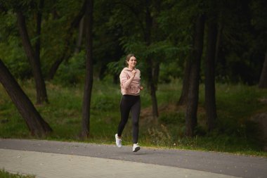 Parkta üzerinde çalışan uygun güzel kız