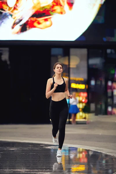 Fille Sportive Courir Dans Rue Avec Nuit Ville Baclkground — Photo