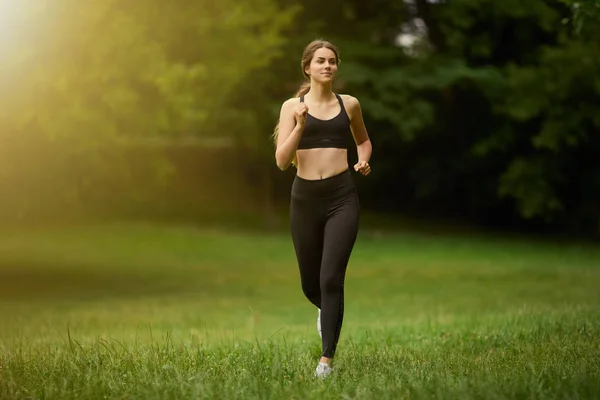 Fit Jolie Fille Courir Sur Parc — Photo