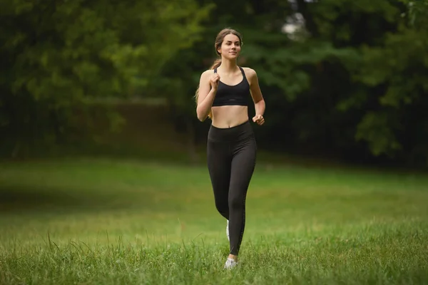 Fit Mooi Meisje Draait Het Park — Stockfoto