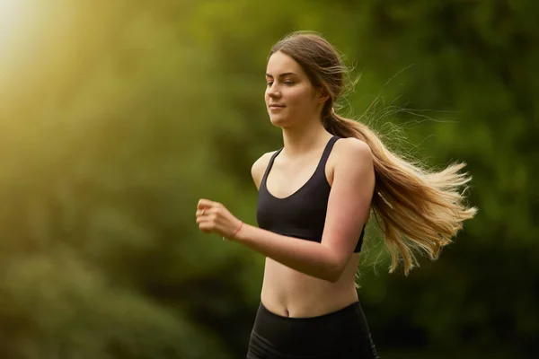 Fit Jolie Fille Courir Sur Parc — Photo