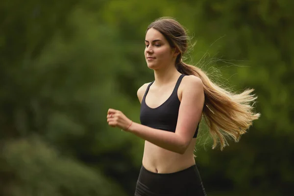 Fit Jolie Fille Courir Sur Parc — Photo