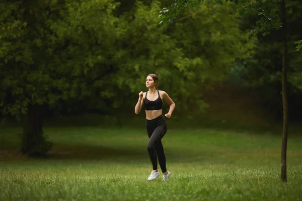 Přizpůsobit Hezká Dívka Běží Park — Stock fotografie