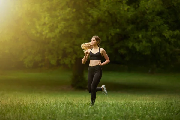 Fit Jolie Fille Courir Sur Parc — Photo