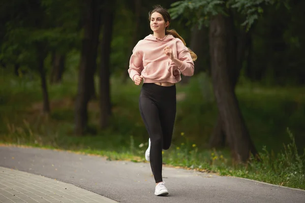 Adatto Bella Ragazza Che Corre Sul Parco — Foto Stock