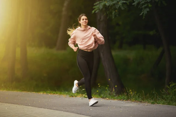 Fit Jolie Fille Courir Sur Parc — Photo