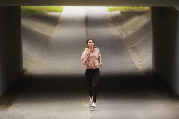 Σπορ Κορίτσι Τρέχει Στο Δρόμο Διανυκτέρευση Πόλη Baclkground — Φωτογραφία Αρχείου