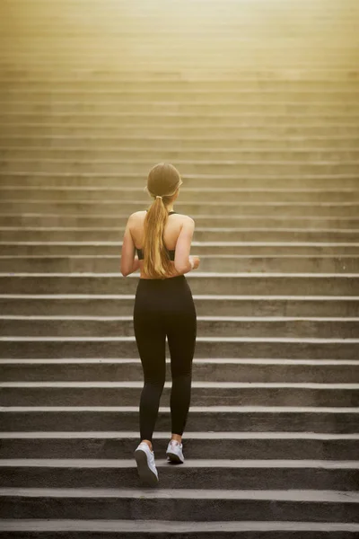 Fit Jolie Fille Courant Dans Les Escaliers Avec Fond Ville — Photo