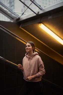 Sportif kız gece şehir baclkground ile sokakta koşmak