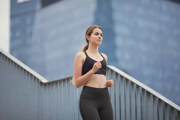 Fit Jolie Fille Courant Dans Les Escaliers Avec Fond Ville — Photo