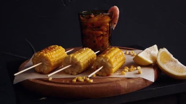 Maïs Citron Crevettes Sur Assiette Avec Fond Noir — Video