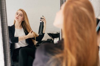 Kuaför dükkanı onun saç bakımı kız