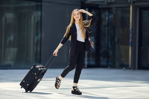 Ragazza Bionda Che Cammina Strada Con Valigia — Foto Stock